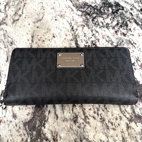 Michael Kors Handbags - Michael Kors Signature Jet-Set Travel Wallet